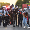 Demonstracije u Americi izmiču kontroli: Najmanje 25 gradova uvelo policijski sat