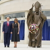 Trump tražio od Melanije da se nasmiješi, ona "razvukla" usne u kiseli smiješak