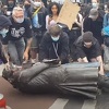 Demonstranti srušili kip trgovca robovima u britanskom gradu Bristolu