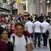 Kao da virusa nema: Večernja šetnja na ulicama Sarajeva, rijetko ko nosi zaštitnu masku