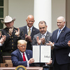 Trump potpisao uredbu o reformi policije u SAD-u, obećao pravdu žrtvama policijske brutalnosti