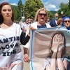 U Foči odali počast silovanim ženama, dočekali ih murali ratnog zločinca Draže Mihailovića