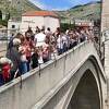 Prvi dan ljeta Mostaru vratio turiste i skokove sa Starog mosta