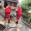 Nakon poplava u Tuzlanskom kantonu na terenu volonteri Crvenog križa FBiH