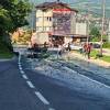 Desetine gajbi s kiseljakom ispale iz kamiona kod Konjica, saobraćaj privremeno blokiran