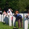 Preživjeli iz Srebrenice i Bratunca čiste nišane u mezarju Potočari