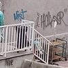 Potresna fotografija iz Novog Pazara: Djevojčica prima infuziju ispred bolnice