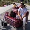 Vjerovali ili ne: Pričvrstio kauč i TV na jedan od svojih paraglajdera i poletio