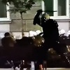 Brutalna reakcija policije u Beogradu: Pendrecima udarali mladiće koji su sjedili na klupi