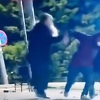 Sveštenik nasrnuo na muškarca koji je vukao demonstranta tokom nereda u Beogradu