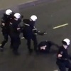 Brutalna scena u Beogradu: Demonstranta udaralo više od 10 policajaca