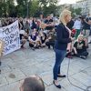 Demonstranti u Beogradu "opkolili" novinarku RTS-a uz skandiranje "Sjedi dole"