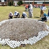 U Srebrenici izveden performans "Što te nema": 8.372 fildžana s kafom za one koji nikad neće doći