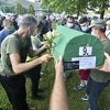 Bol i jecaji u Potočarima: Tabuti žrtava genocida izneseni na musalu Memorijalnog centra