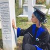 Bolna fotografija s mezarja u Potočarima: Došla je reći babi da je diplomirala