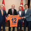 Erdogan primio delegaciju Bašakšehira, Višća mu uručio dres s brojem 12