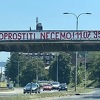 Policajci u Tuzli su uklonili transparent posvećen žrtvama genocida u Srebrenici