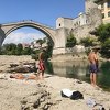 Paklene vrućine opustošile mostarske ulice, građani osvježenje tražili u Neretvi