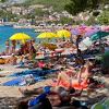Plaže u Baškoj Vodi "okupirali" brojni turisti, ali je vrlo mali broj onih iz BiH
