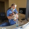 Dirljiva fotografija iz Bejruta: Medicinska sestra zove pomoć dok u rukama drži tri bebe