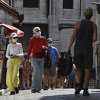 Turisti u Parizu zbunjeni novim pravilima za nošenje maski