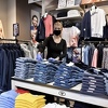Većina trgovina i dalje ne dopušta isprobavanje odjeće, bez turista prodaja opala i do 50 posto
