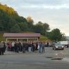 Kod Velike Kladuše mještani ponovo izašli na ulicu, čekaju autobuse s migrantima