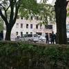 Migranti u sukobu s policijom podmetnuli požar u zgradi Doma penzionera u Bihaću