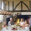 Gosti britanskog hotela će kroz prozore soba hraniti žirafe i spavati uz lavlju jazbinu