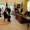 Fotografija Vučića kako sjedi na stolici ispred Trumpa predmet podsmijeha na internetu