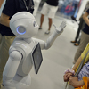 Napravljen robot koji podsjeća ljude da nose zaštitne maske