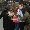 Maskirana Lukašenkova policija privela stotine demonstranata tokom protesta u Minsku