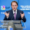 Varhelyi: Krajnje je vrijeme za borbu protiv nekažnjavanja ratnih zločinaca u BiH