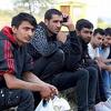 Migranti zaglavljeni u Banji Koviljači: Ko ima para plati krijumčara s čamcem, ko nema pregazi Drinu