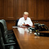 Bijela kuća objavila fotografije Donalda Trumpa kako radi dok je u bolnici