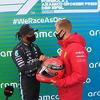 Mick Schumacher poklonio Lewisu Hamiltonu očevu kacigu