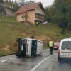 Zbog prevrnutog kombija otežano odvijanje saobraćaja na putu Tuzla – Sarajevo