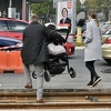 Izazov za pješake u Sarajevu: Na Marijin Dvoru preskaču izrovljenu prugu, provlače se ispod traka