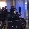 Dok na ulicama Beča traje antiteroristička akcija građani nedaleko od njih snimaju mobitelima