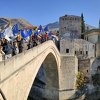 Uz sirene za uzbunu i skok bez aplauza obilježena godišnjica rušenja Starog mosta