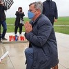 Izaslanik Aleksandra Vučića kleknuo ispred spomenika na Ovčari: Izražavam veliko žaljenje