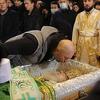 Veliki broj vjernika na liturgiji patrijarhu Irineju, pojedinci ljubili kovčeg prekriven staklom