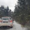 Zbog leda na putu prema Trebeviću stvorene velike gužve, kolone automobila u oba smjera