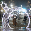 Novogodišnji ukrasi i prvi snijeg u decembru uljepšali večer u Zenici