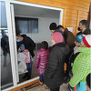 Građani Hadžića podijelili novogodišnje paketiće djeci u migrantskom kampu Ušivak