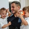 Igrač Galatasaraya štiteći djecu nastradao od vatrometa, oprostio medicinaru slikanje