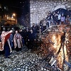 Badnje veče u Sarajevu: Vjernici ispred Stare pravoslavne crkve zapalili badnjak