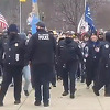 Objavljen video koji pokazuje kako policija pušta demonstrante da prođu do Kapitola