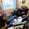Uhapšen Trumpov pristalica koji se fotografisao s nogama na stolu Nancy Pelosi