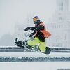 Španski skateboarder iskoristio snježnu oluju za vožnju snowboardom ulicama Madrida
